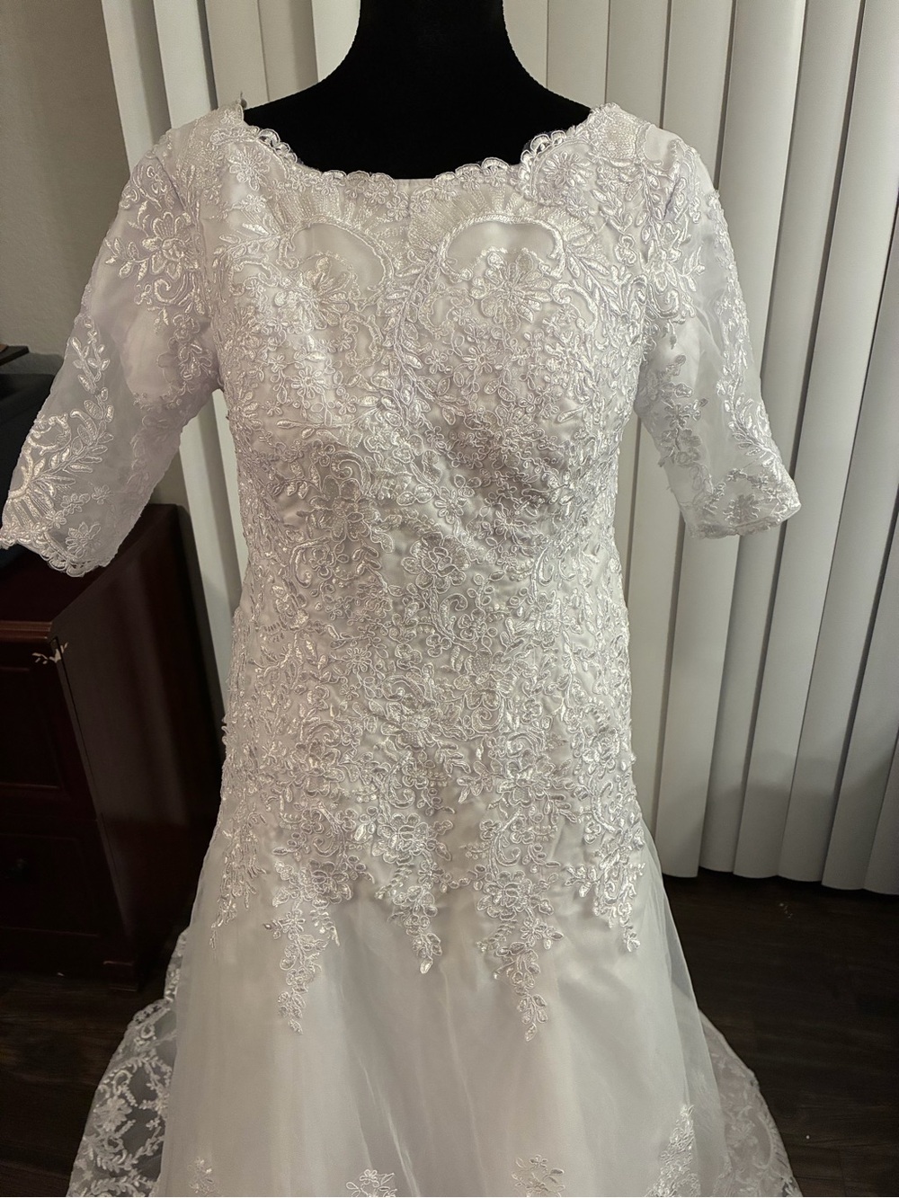 Elegant White Lace A-line Bridal Gown size M (6-8) Scalloped Neck 3/4 sleeves - Picture 2 of 16